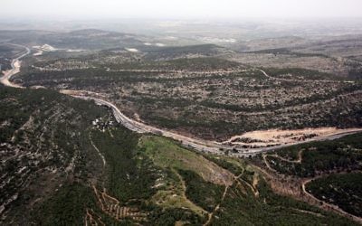 Vue aérienne de l'autoroute 1 et de Shaar Hagai, le 17 mars 2014. (Crédit : Yossi Zamir/Flash 90)