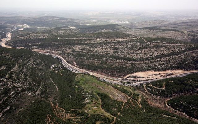 Vue aérienne de l'autoroute 1 et de Shaar Hagai, le 17 mars 2014. (Crédit : Yossi Zamir/Flash 90) Vue aérienne de l'autoroute 1 et de Shaar Hagai, le 17 mars 2014. (Crédit : Yossi Zamir/Flash 90)