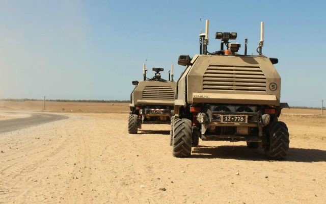 Deux véhicules sans conducteurs Mark I près de la frontière de la bande de Gaza. Illustration. (Crédit: Zev Marmorstein/ unité des porte-paroles de l'armée israélienne)