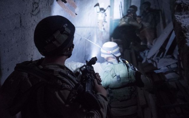 Soldats israéliens pendant une opération d'arrestations matinale en Cisjordanie, le 21 septembre 2016. (Crédit : unité des porte-paroles de l'armée)