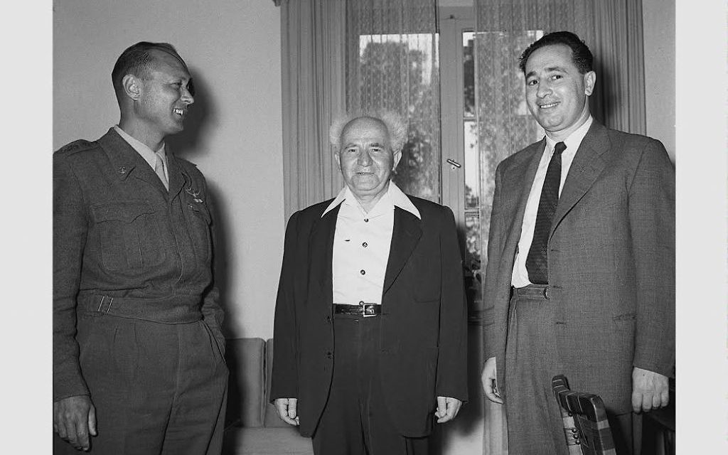 Shimon Peres, à droite, le directeur général du ministère de la Défense, et David Ben Gourion en 1955. (Crédit : GPO / Flash90)