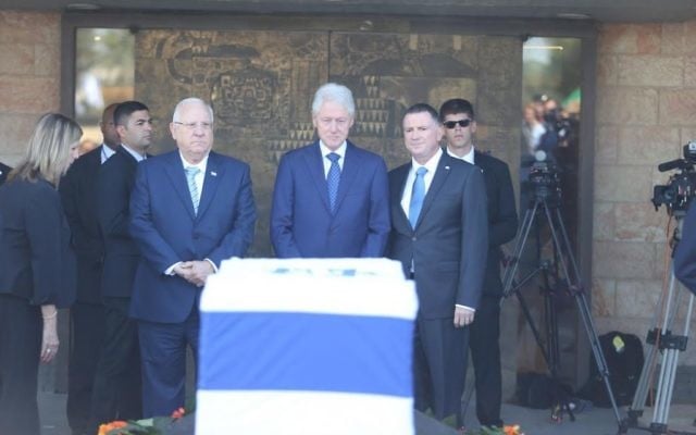 Yuli Edelstein, Bill Clinton et Reuven Rivlin (Crédit : bureau de Yizhak Harari / Knesset porte-parole)