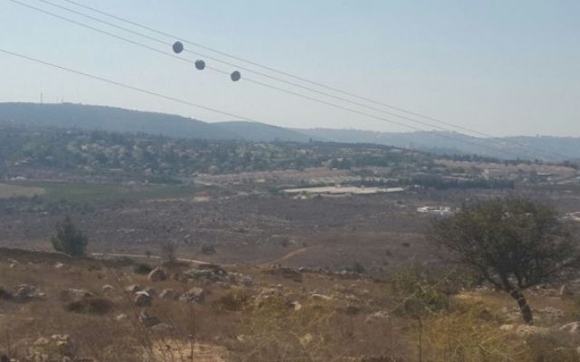 Vue depuis l'avant-poste d'Amona, en Cisjordanie. (Crédit : Marissa Newman/Times of Israel)