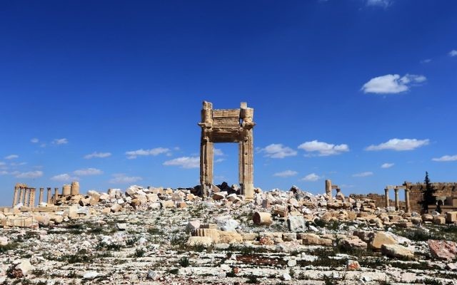 Les ruines de la "Cella" du Temple de Bel dans la ville syrienne antique de Palmyre, qui a été détruit par les jihadistes de l'Etat islamique, le 31 mars 2016. (Crédit : Joseph Eid/AFP) Les ruines de la "Cella" du Temple de Bel dans la ville syrienne antique de Palmyre, qui a été détruit par les jihadistes de l'Etat islamique, le 31 mars 2016. (Crédit : Joseph Eid/AFP)