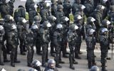 Des policiers sont déployés près de la salle où est organisée le congrès du parti populiste allemand AfD, à Stuttgart, le 30 avril 2016. (Crédit : AFP/Philipp Guelland)