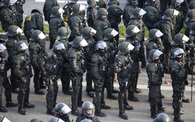 Des policiers sont déployés près de la salle où est organisée le congrès du parti populiste allemand AfD, à Stuttgart, le 30 avril 2016. (Crédit : AFP/Philipp Guelland)