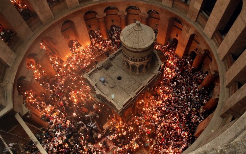 Des fidèles chrétiens orthodoxes allument des bougies dans l'église du Saint-Sépulcre de la Vieille Ville de Jérusalem, pendant la Pâque orthodoxe, le 30 avril 2016. (Crédit : Thomas Coex/AFP) Des fidèles chrétiens orthodoxes allument des bougies dans l'église du Saint-Sépulcre de la Vieille Ville de Jérusalem, pendant la Pâque orthodoxe, le 30 avril 2016. (Crédit : Thomas Coex/AFP)