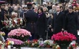La maire de Paris Anne Hidalgo, le président français François Hollande, et le Premier ministre français Manuel Valls, assistant à un rassemblement du souvenir à la Place de la République le 10 janvier 2016 à Paris, un an après les attaques contre le journal "Charlie Hebdo" et un supermarché juif (Crédit : AFP / Thomas Samson)