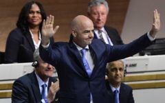 Gianni Infantino, au centre, nouveau président de la FIFA, après son élection à la tête de la Fédération à Zurich, le 26 février 2016. (Crédit : Olivier Morin/AFP)