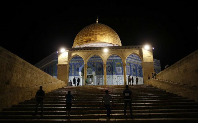 Des Palestiniens au Dôme du Rocher, sur le mont du Temple de la Vieille Ville de Jérusalem, pendant les prières de "tarawih" qui marquent le premier soir du mois musulman saint du Ramadan, le 6 juin 2016. (Crédit : Ahmad Gharabli/AFP) Des Palestiniens au Dôme du Rocher, sur le mont du Temple de la Vieille Ville de Jérusalem, pendant les prières de "tarawih" qui marquent le premier soir du mois musulman saint du Ramadan, le 6 juin 2016. (Crédit : Ahmad Gharabli/AFP)