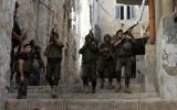 Forces de sécurité palestiniennes en patrouille dans la ville de Naplouse, en Cisjordanie, après des affrontements, le 19 août 2016. Illustration. (Crédit : Jaafar Ashtiyeh/AFP)