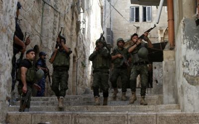 Forces de sécurité palestiniennes en patrouille dans la ville de Naplouse, en Cisjordanie, après des affrontements, le 19 août 2016. Illustration. (Crédit : Jaafar Ashtiyeh/AFP)