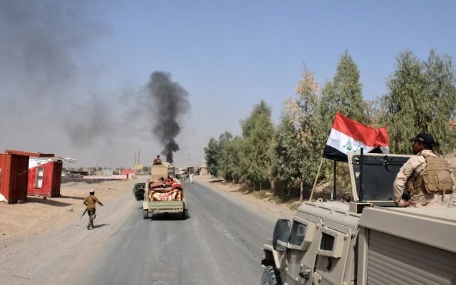 Les troupes irakiennes se déploient dans la ville de Sharqat, à 260 km au nord ouest de Bagdad, alors que l'Irak annonce que ses forces ont repris la ville au groupe Etat islamique pendant une opération lancée avant la reprise de Mossoul, le 22 septembre 2016. (Crédit : Mahmud Saleh/AFP)