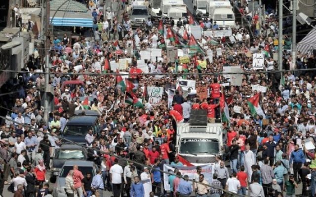Les Jordaniens manifestent à Amman contre l'accord du gouvernement visant à importer du gaz naturel en provenance d'Israël, le 30 septembre 2016. (Crédit : Ahmad Alameen / AFP) Les Jordaniens manifestent à Amman contre l'accord du gouvernement visant à importer du gaz naturel en provenance d'Israël, le 30 septembre 2016. (Crédit : Ahmad Alameen / AFP)