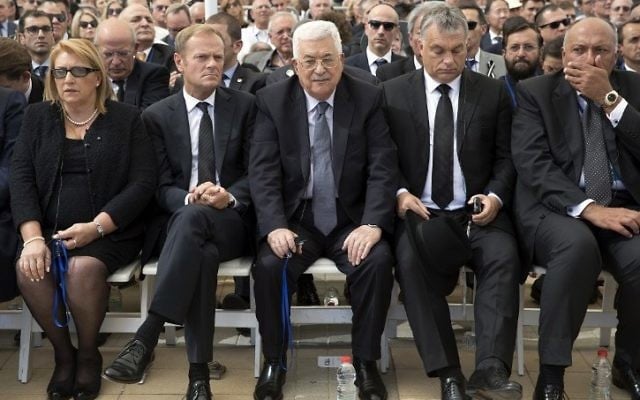 Le président de l'Autorité palestinienne Mahmoud Abbas (au centre) pendant les obsèques de l'ancien président Shimon Peres au cimetière national du mont Herzl à Jérusalem, le 30 septembre 2016. (Crédit : AFP/Pool/Stephen Crowley)