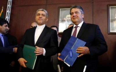 Le ministre iranien de l'Economie Ali Tayebnia (à gauche) et le vice-chancelier allemand Sigmar Gabriel, qui est également ministre de l'Economie et de l'Energie, après la signature d'accords pendant une commission économique irano-allemande commune à Téhéran, en Iran, le 3 octobre 2016. (Crédit : AFP/Atta Kenare)