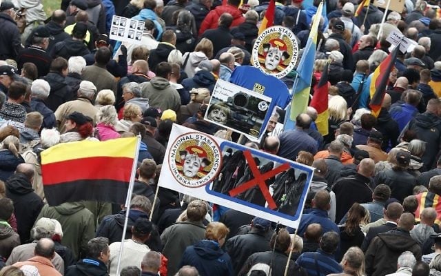 Les partisans de Pegida manifestent contre la chancelière allemande Angela Merkel et sa politique à Dresde, dans l'est de l'Allemagne, le 3 octobre 2016. (Crédit : Odd Andersen/AFP)