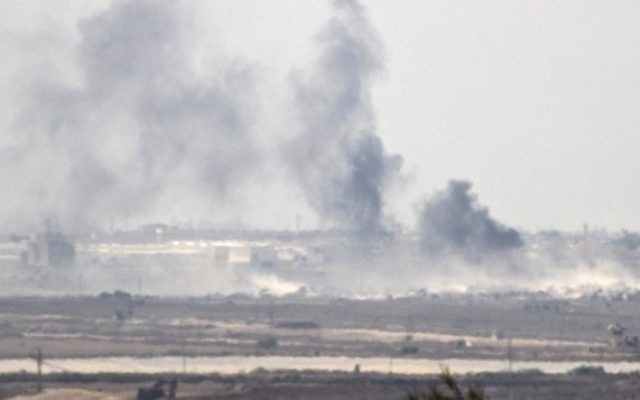La fumée monte dans la bande de Gaza, contrôlée par le Hamas, après une frappe militaire israélienne suite à un tir de roquette sur la ville de Sdérot, le 5 octobre 2016. (Crédit : Jack Guez/AFP)