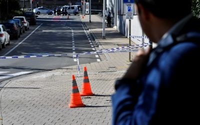 Un périmètre de sécurité a été placé autour de la scène où deux policiers ont été poignardés le 5 octobre 2016, dans le quartier de Schaerbeek à Bruxelles. (Crédit : AFP/ BELGA / DIRK WAEM / Belgique OUT)