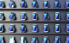 Des Samsung Galaxy S7 exposés au Parc olympique de Rio de Janeiro, 2 août 2016. (Crédit : AFP / Kirill Kudryavtsev)