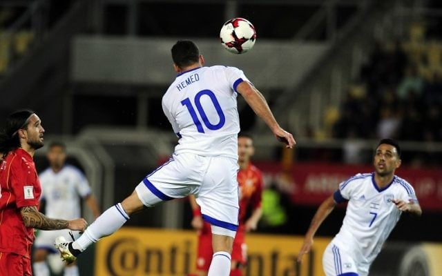 L’Israélien Tomer Hemed marque de la tête pendant le match de qualification pour la Coupe du monde de football 2018 entre la Macédoine et Israël, le 6 octobre 2016 à Skopje (Macédoine). Israël a gagné le match 2-1. (Crédits : AFP / Robert Atanosovski) L’Israélien Tomer Hemed marque de la tête pendant le match de qualification pour la Coupe du monde de football 2018 entre la Macédoine et Israël, le 6 octobre 2016 à Skopje (Macédoine). Israël a gagné le match 2-1. (Crédits : AFP / Robert Atanosovski)