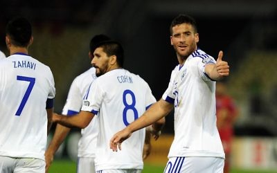 L’arrière israélien Tomer Hemed célèbre son but lors d’un match de qualification pour la Coupe du monde 2016 entre Israël et la Macédoine, le 6 octobre 2016 à Skopje. (Crédits : AFP / Robert Atanosovski)