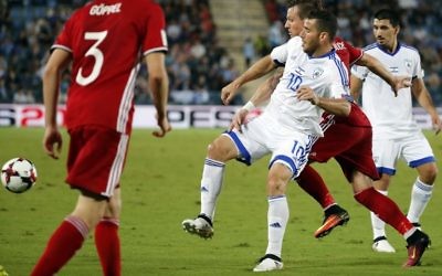 L'avant israélien Tomer Hemed (au centre) se bat pour le ballon contre le joueur du Liechtenstein Benjamin Buchel pendant le match de qualification pour la Coupe du Monde de football de la FIFA 2018 entre Israël et le Liechtenstein au stade Teddy Kollek Memorial de Jérusalem le 9 pctobre 2016. (Crédit : AFP/Thomas Coex)