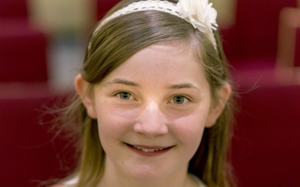 Alma Deutscher, 11 ans, dans le hall du Wiener Musikverein, à Vienne, le 6 octobre 2016. (Crédit : AFP/Joe Klamar)