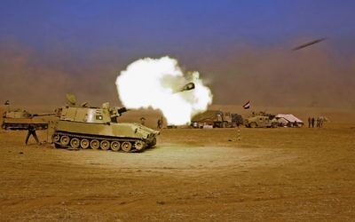 Un M109 des forces irakiennes tirant vers le village de Tall al-Tibah, à environ 30 kilomètres au sud de Mossoul, le 19 octobre 2016, lors d'une opération contre les djihadistes du groupe Etat islamique pour reprendre la ville. (Crédit : AFP/Ahmad al-Rubaye)