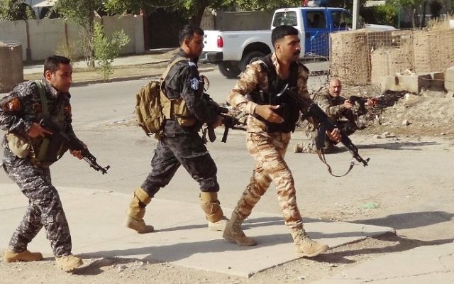 Des forces de sécurité irakiennes kurdes patrouillent dans une rue du sud de Kirkouk, après des attaques d'hommes armés jihadistes contre la ville, le 22 octobre 2016. (Crédit : Marwan Ibrahim/AFP) Des forces de sécurité irakiennes kurdes patrouillent dans une rue du sud de Kirkouk, après des attaques d'hommes armés jihadistes contre la ville, le 22 octobre 2016. (Crédit : Marwan Ibrahim/AFP)