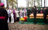 L'archevêque de Maribor, Alojzij Cvikl (4° à gauche), bénit un cercueil pendant une cérémonie marquant le début des funérailles de quelques 800 personnes assassinées par les forces communistes après la Seconde Guerre mondiale au parc mémoriel de Dobrava, à Maribor, en Slovénie, le 27 octobre 2016. (Crédit : AFP/Jure Makovec)