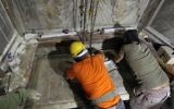 Des experts en restauration replace la plaque de marbre qui couvrait le Tombeau de Jésus, où son corps aurait été enterré, après son ouverture pendant trois jours pour permettre sa restauration et son étude, à Jérusalem, le 28 octobre 2016. (Crédit : AFP/Gali Tibbon)