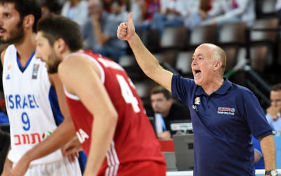 Erez Edelstein (D) lors d'un match de qualification de basket-ball entre Israël et la Russie à l'EuroBasket 2015 à Montpellier le 5 septembre 2015. (Crédit : AFP / Pascal Guyot)