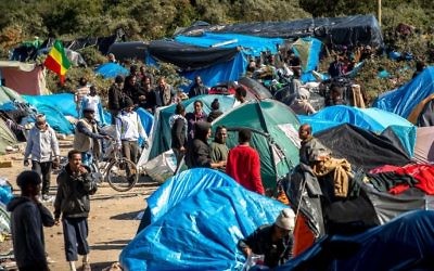 Des migrants sur le site surnommé la "Nouvelle Jungle" où 3 000 personnes se sont installées ; la plupart d'entre eux cherchent désespérément à entrer au Royaume-Uni, à Calais, en France, le 19 septembre 2015. (Crédit : Philippe Huguen/AFP)