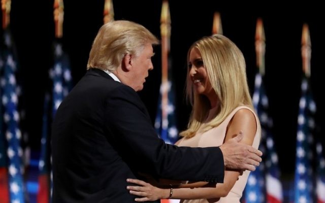 Le candidat républicain à l'élection présidentielle américaine Donald Trump sur scène avec sa fille, Ivanka Trump, au quatrième jour de la Convention nationale républicaine à Cleveland, en Ohio, le 21 juillet 2016. (Crédit : Joe Raedle/Getty Images/AFP) Le candidat républicain à l'élection présidentielle américaine Donald Trump sur scène avec sa fille, Ivanka Trump, au quatrième jour de la Convention nationale républicaine à Cleveland, en Ohio, le 21 juillet 2016. (Crédit : Joe Raedle/Getty Images/AFP)