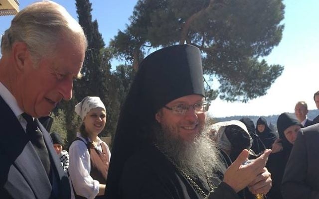 Le Prince Charles de Galles (à gauche) en l'église de Marie-Madeleine de Jérusalem le 30 septembre 2016, avec Archimandrite Roman Krassovsky, chef de la Mission ecclésiastique russe à Jérusalem (Crédit : Facebook) Le Prince Charles de Galles (à gauche) en l'église de Marie-Madeleine de Jérusalem le 30 septembre 2016, avec Archimandrite Roman Krassovsky, chef de la Mission ecclésiastique russe à Jérusalem (Crédit : Facebook)