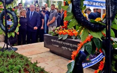 Benjamin Netanyahu et son épouse Sara devant la pierre tombale de Shimon Peres au cimetière du mont Herzl à Jérusalem, le 28 octobre 2016 (Crédit : חיים צח, לע״מ)