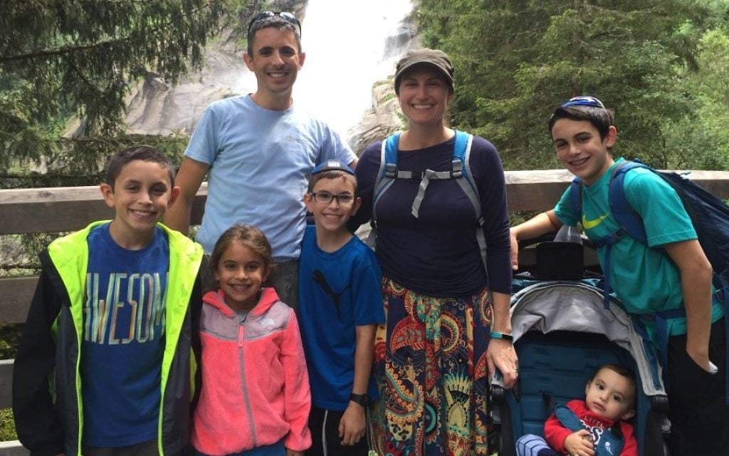 Brian Berman, sa femme Dafna Berman, et leurs enfants (de gauche à droite) : Noam, 11 ans, Nava, 6 ans, Ranaan, 9 ans, Akiva, 1 an, et Eitan, 13 ans. (Crédit : Brian Berman)