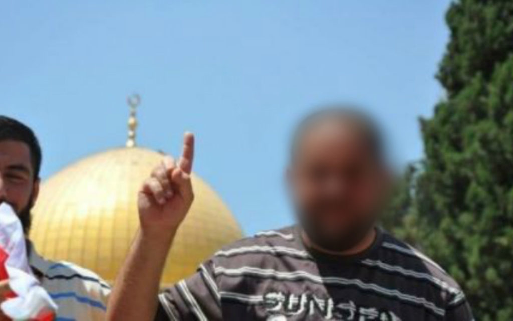 Le terroriste palestinien qui a mené une attaque à main armée et assassiné deux personnes le 9 octobre 2016 à Jérusalem, dans une photographie non datée au mont du Temple de Jérusalem. (Crédit: réseau social) Le terroriste palestinien qui a mené une attaque à main armée et assassiné deux personnes le 9 octobre 2016 à Jérusalem, dans une photographie non datée au mont du Temple de Jérusalem. (Crédit: réseau social)