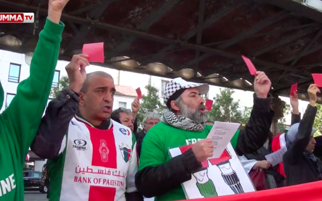 Capture d'écran de la manifestation anti-Israélienne devant la FFF (Crédit : facebook Oumma)