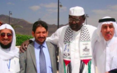 Malik Obama, le demi-frère du président américain Barack Obama, avec un keffieh pro-Hamas, au Yémen, en 2010. (Crédit : Twitter/NTarnopolsky)