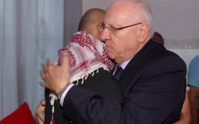 Reuven Rivlin prend dans ses bras le père de Nimer Bassem Abu Amar, mort à la frontière égyptienne, le 27 octbre 2016(Crédit : Facebook)