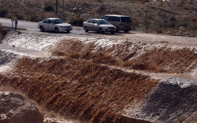 Dans la région de la mer Morte, des eaux boueuses ont inondé une route proche du kibboutz Ein Gedi, le 4 février 2007. Illustration. (Crédit : Yossi Zamir/Flash90) Dans la région de la mer Morte, des eaux boueuses ont inondé une route proche du kibboutz Ein Gedi, le 4 février 2007. Illustration. (Crédit : Yossi Zamir/Flash90)