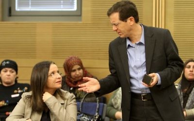 Isaac Herzog avec Shelly Yachimovich, alors présidente du Parti travailliste, en février 2012. (Crédit : Miriam Alster/Flash90)