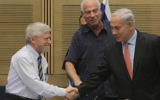 Yossef Shapira, le contrôleur de l'Etat (à gauche), et le Premier ministre Benjamin Netanyahu, en décembre 2012. (Crédit : Miriam Alster/Flash90)