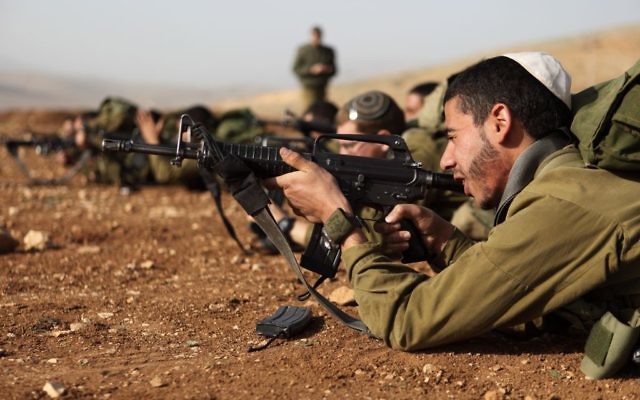 Les soldats israéliens de l'unité "Nahal Haredi" de Tsahal lors d'un exercice de tir à la base militaire de Peles dans la vallée nord du Jourdain, en août 2013.(Crédit : Yaakov Naumi/Flash90)