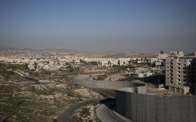 La barrière de sécurité qui sépare le camp de réfugiés de Shuafat de Jérusalem Est, sur la droite, du quartier juif de Pisgat Zeev. (Crédit : Hadas Parush/Flash90)
