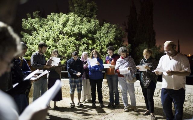 Des Israéliens priant sur la promenade la Hanatziv Armon à Jérusalem, le 20 septembre 2014, avant Yom Kippour (Crédit : Noam Revkin Fenton / Flash90)