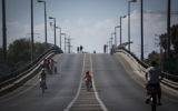 Des Israéliens font du vélo dans les rues vides pendant Yom Kippour. (Crédit : Hadas Parush/Flash90)