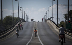 Des Israéliens font du vélo dans les rues vides pendant Yom Kippour. (Crédit : Hadas Parush/Flash90)
